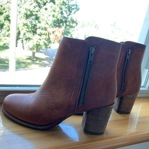 SOLD: Frye Addie Double zip leather booties stacked heel